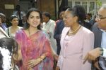 Shaina NC with the first lady of Mozambique in Parel, Mumbai on 11th Nov 2011 (25).JPG