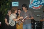 Farhan Akhtar at Celeberate Bandra concert with Asif Ali Beg in Bandstand, Mumbai on 12th Nov 2011 (11).JPG