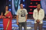 Akshay Kumar, Mona Singh, Sumeet Raghavan on the sets of Star Ya Rockstar in Famous on 15th Nov 2011 (71).JPG