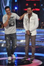 Akshay Kumar, Sumeet Raghavan on the sets of Star Ya Rockstar in Famous on 15th Nov 2011 (81).JPG