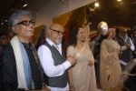 Hema Malini, Pritish Nandy at Sudip Roy_s art exhibition in Jehangir on 14th Nov 2011 (17).JPG