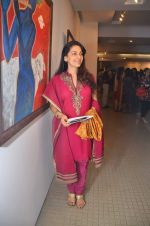 Juhi Chawla at Bharat Tripathi_s art exhibition in Musuem Art Gallery on 14th Nov 2011 (45).JPG