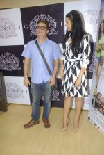 Neha Dhupia, Vinay Pathak at Giantti event in Atria Mall on 15th Nov 2011 (25).JPG
