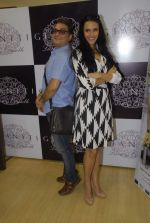 Neha Dhupia, Vinay Pathak at Giantti event in Atria Mall on 15th Nov 2011 (29).JPG