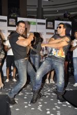 Akshay Kumar, John Abraham unveil Desi Boyz Shoppers stop clothing line in Inorbit, Mumbai on 16th Nov 2011 (40).JPG