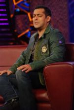 Salman Khan on the sets of Big Boss 5 on 18th Nov 2011 (97).JPG