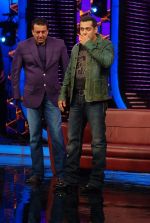 Sanjay Dutt, Salman Khan on the sets of Big Boss 5 on 18th Nov 2011 (23).JPG
