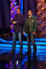 Sanjay Dutt, Salman Khan on the sets of Big Boss 5 on 18th Nov 2011 (26).JPG