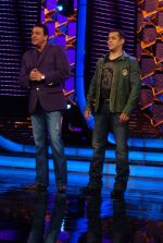 Sanjay Dutt, Salman Khan on the sets of Big Boss 5 on 18th Nov 2011 (35).JPG