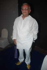 Gulzar at Javed Siddiqios Roshandan book launch in SP Jain on 20th Nov 2011 (41).JPG