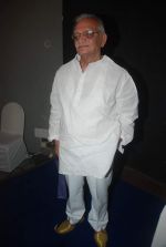 Gulzar at Javed Siddiqios Roshandan book launch in SP Jain on 20th Nov 2011 (42).JPG