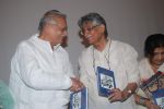 Gulzar at Javed Siddiqios Roshandan book launch in SP Jain on 20th Nov 2011 (51).JPG