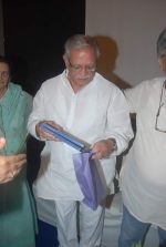 Gulzar at Javed Siddiqios Roshandan book launch in SP Jain on 20th Nov 2011 (52).JPG