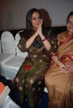 Shabana Azmi at Javed Siddiqios Roshandan book launch in SP Jain on 20th Nov 2011 (22).JPG