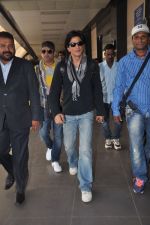 Shahrukh Khan arrives from Unesco Dusseldorf event in Airport, Mumbai on 21st Nov 2011 (3).JPG