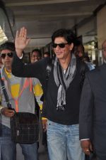 Shahrukh Khan arrives from Unesco Dusseldorf event in Airport, Mumbai on 21st Nov 2011 (13).JPG