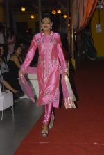 at Designer Aarti Gupta showcases her collection in Wedding Cafe on 23rd Nov 2011 (27).JPG
