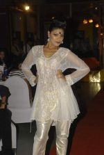 at Designer Aarti Gupta showcases her collection in Wedding Cafe on 23rd Nov 2011 (36).JPG