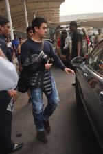 Aamir Khan snapped in Airport, Mumbai on 24th Nov 2011 (1).JPG