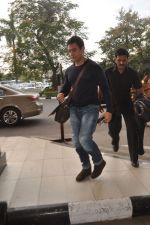 Aamir Khan snapped in Airport, Mumbai on 24th Nov 2011 (2).JPG