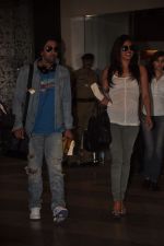 Priyanka Chopra, Ranbir Kapoor snapped returning from Barfee shoot in Mumbai airport on 24th Nov 2011 (3).JPG
