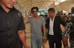 Shahrukh Khan snapped returning from IFFI Goa Festival in Airport, Mumbai on 24th Nov 2011 (10).JPG