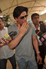 Shahrukh Khan snapped returning from IFFI Goa Festival in Airport, Mumbai on 24th Nov 2011 (14).JPG