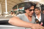 Shahrukh Khan snapped returning from IFFI Goa Festival in Airport, Mumbai on 24th Nov 2011 (8).JPG