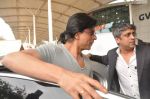 Shahrukh Khan snapped returning from IFFI Goa Festival in Airport, Mumbai on 24th Nov 2011 (9).JPG