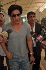 Shahrukh Khan snapped returning from IFFI Goa Festival in Airport, Mumbai on 24th Nov 2011 (12).JPG