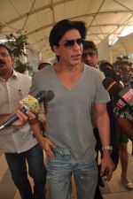 Shahrukh Khan snapped returning from IFFI Goa Festival in Airport, Mumbai on 24th Nov 2011 (13).JPG