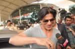Shahrukh Khan snapped returning from IFFI Goa Festival in Airport, Mumbai on 24th Nov 2011 (15).JPG