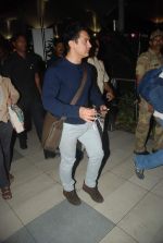 Aamir Khan snapped at the Mumbai airport on 25th Nov 2011 (10).JPG