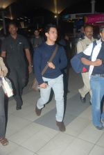 Aamir Khan snapped at the Mumbai airport on 25th Nov 2011 (5).JPG