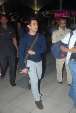 Aamir Khan snapped at the Mumbai airport on 25th Nov 2011 (6).JPG