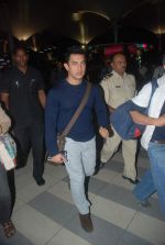 Aamir Khan snapped at the Mumbai airport on 25th Nov 2011 (7).JPG