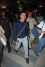 Aamir Khan snapped at the Mumbai airport on 25th Nov 2011 (8).JPG