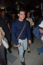 Aamir Khan snapped at the Mumbai airport on 25th Nov 2011 (9).JPG