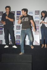 Akshay Kumar, John Abraham at the Desi Boyz promotions in Oberoi Mall on 25th Nov 2011 (12).JPG