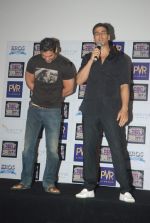 Akshay Kumar, John Abraham at the Desi Boyz promotions in Oberoi Mall on 25th Nov 2011 (14).JPG
