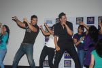 Akshay Kumar, John Abraham at the Desi Boyz promotions in Oberoi Mall on 25th Nov 2011 (29).JPG