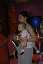 Manyata Dutt with her kids at Hamleys birthday bash in Phoenix Mill on 26th Nov 2011 (58).JPG