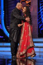 Vidya Balan, Sanjay Dutt at The Dirty Picture promotion on the sets of Big Boss 5 in Lonavala on 26th Nov 2011 (41).JPG