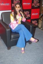 Vidya Balan promotes Dirty Picture at Reliance Digital in Andheri, Mumbai on 30th Nov 2011 (69).JPG