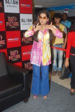 Vidya Balan promotes Dirty Picture at Reliance Digital in Andheri, Mumbai on 30th Nov 2011 (76).JPG