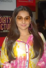 Vidya Balan promotes Dirty Picture at Reliance Digital in Andheri, Mumbai on 30th Nov 2011 (78).JPG
