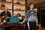 Sonam Kapoor graces Gucci preview at Trident, Mumbai on 2nd Dec 2011 (88).JPG