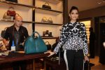 Sonam Kapoor graces Gucci preview at Trident, Mumbai on 2nd Dec 2011 (89).JPG