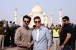 Tom Cruise, Anil Kapoor at the Taj Mahal, Delhi on 3rd Dec 2011 (9).JPG