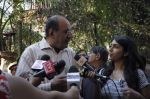 speak to media about Dev Anand on 4th Dec 2011 (7).JPG